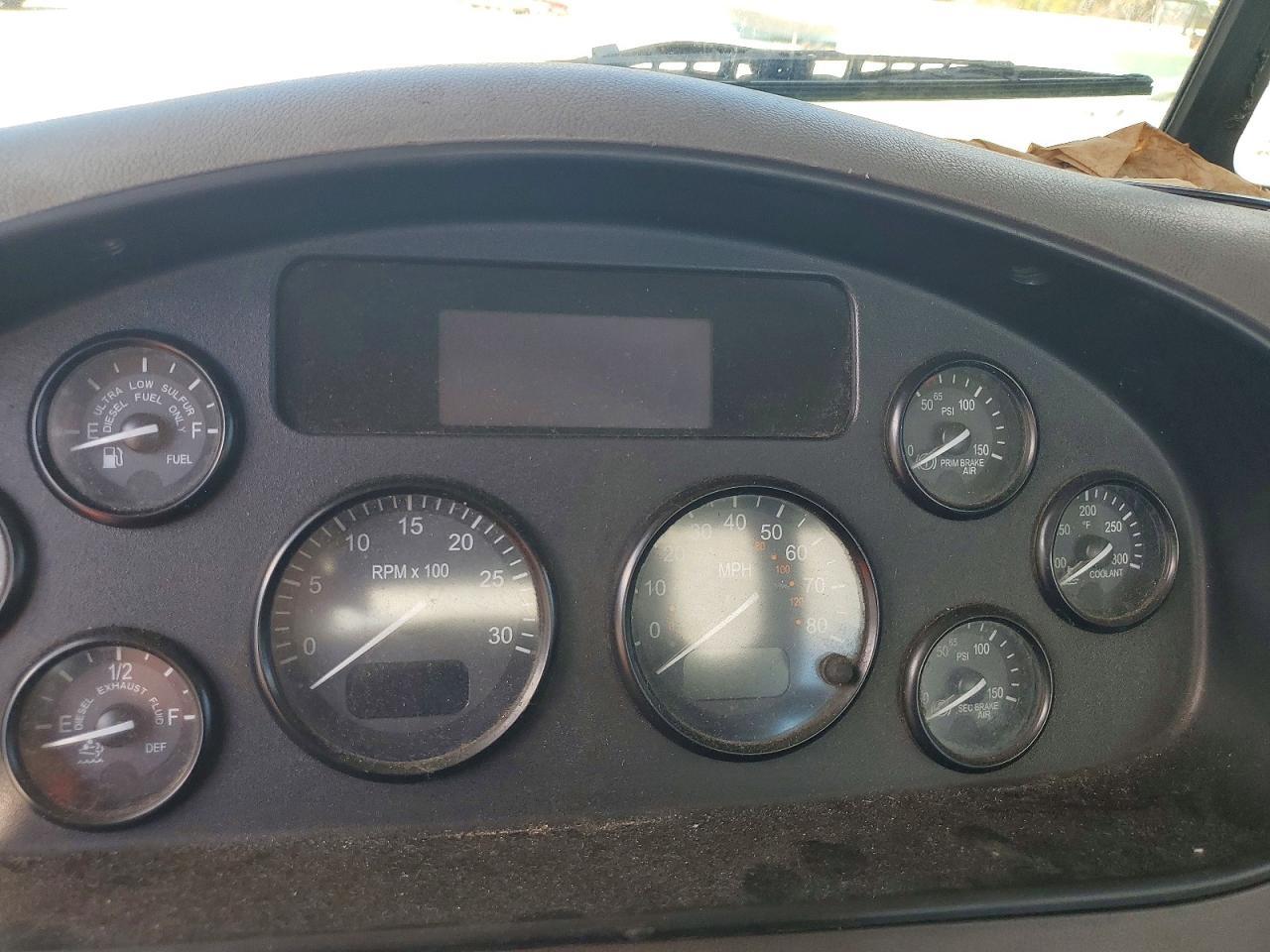 2016 Peterbilt 382 Semi Truck