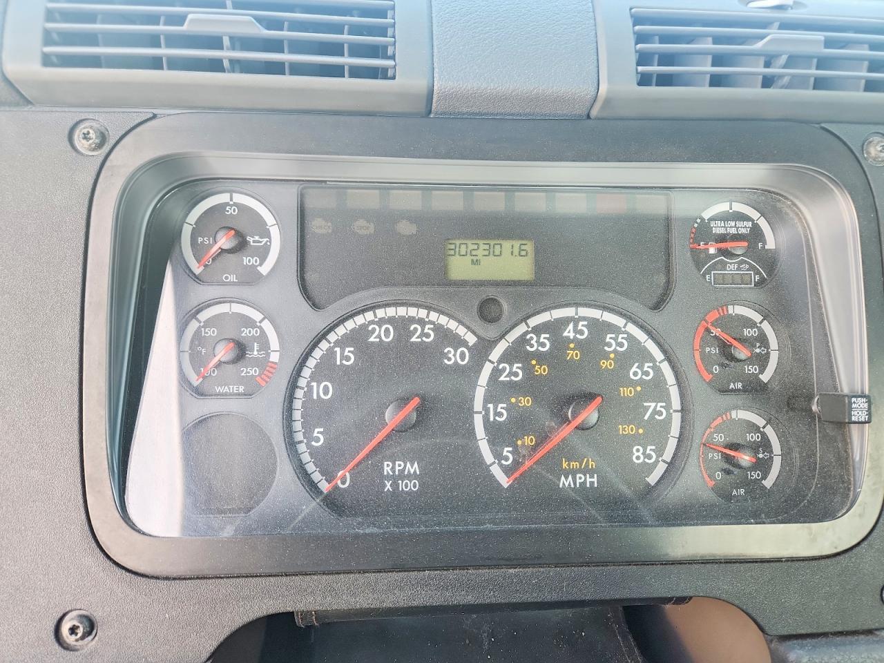 2013 Freigliner 2013 Freightliner Cascadia Semi Truck