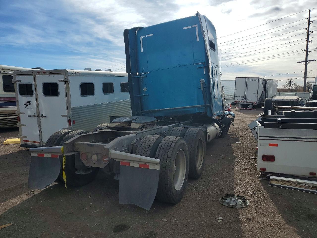 2001 Freigliner 2001 Freightliner FLD132 Semi Truck