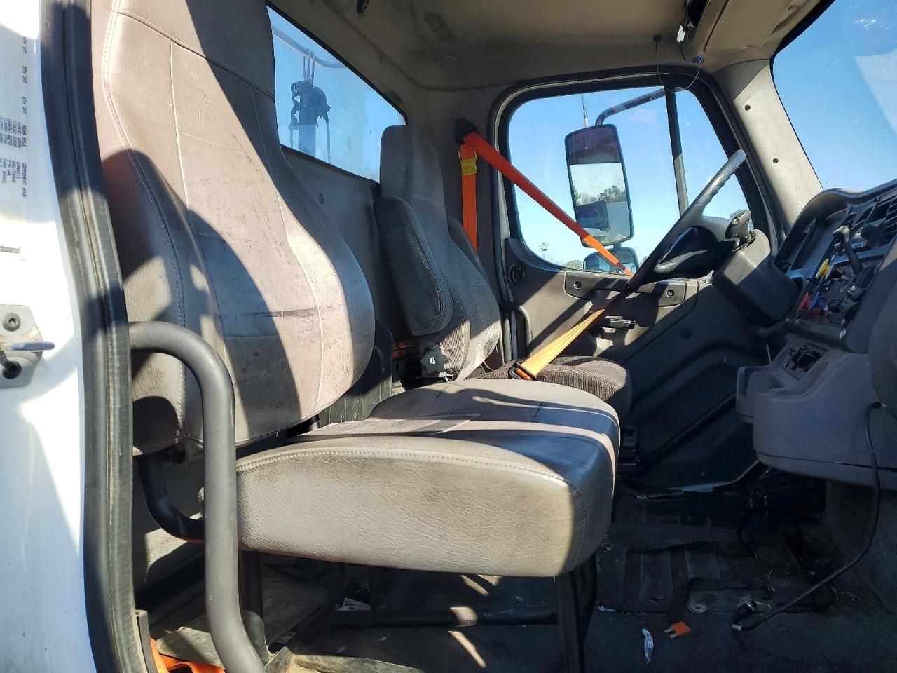 2015 Freightliner Business Class M2 Semi Truck