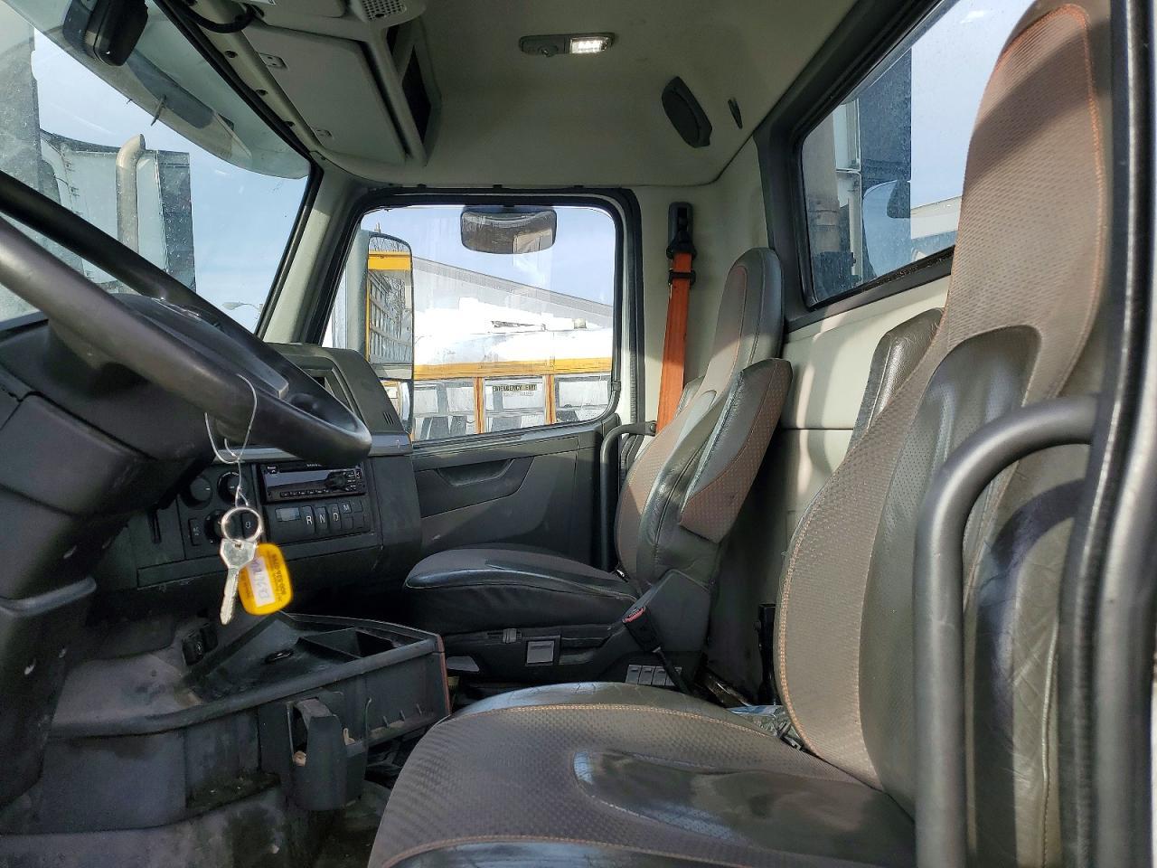 2020 Volvo VNR Semi Truck