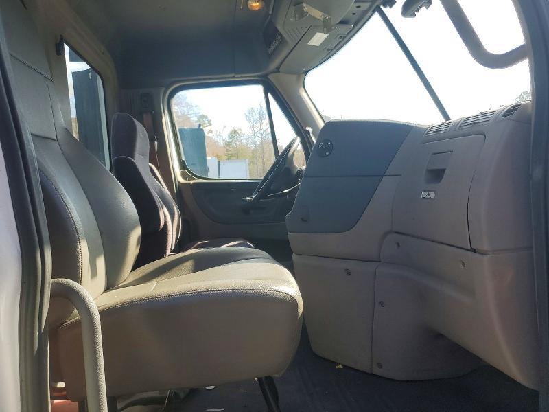2015 Freightliner Cascadia Semi Truck