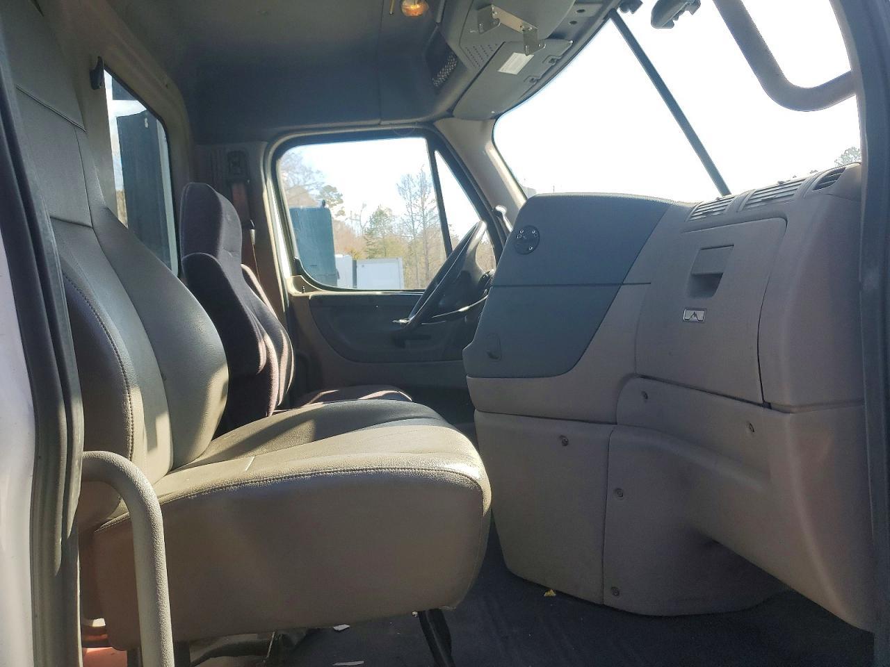 2015 Freightliner Cascadia Semi Truck