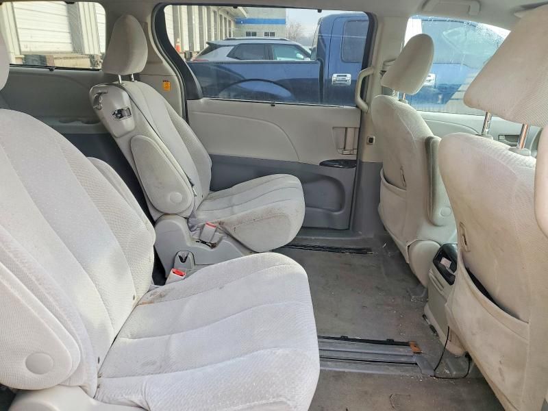 2011 Toyota Sienna le