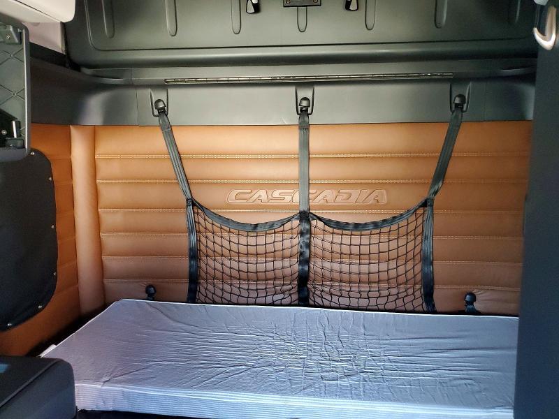 2018 Freigliner 2018 Freightliner Cascadia 126 Semi Truck
