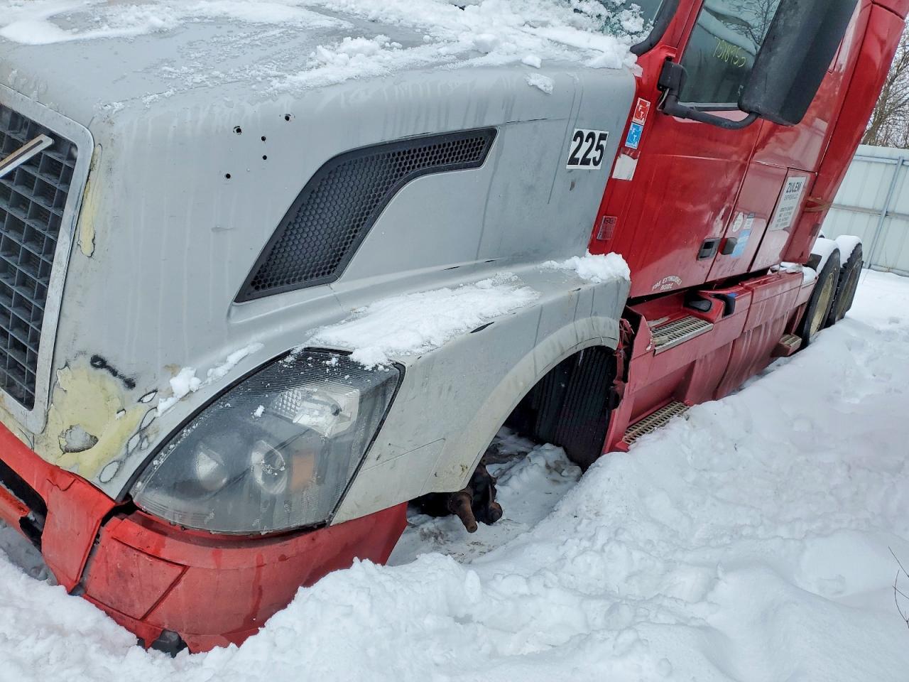 2015 Volvo VNL Semi Truck