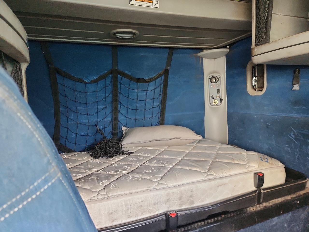 2005 Freightliner Columbia Semi Truck