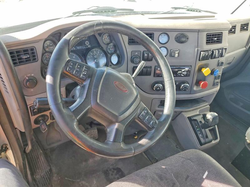 2017 Peterbilt 579 Semi Truck