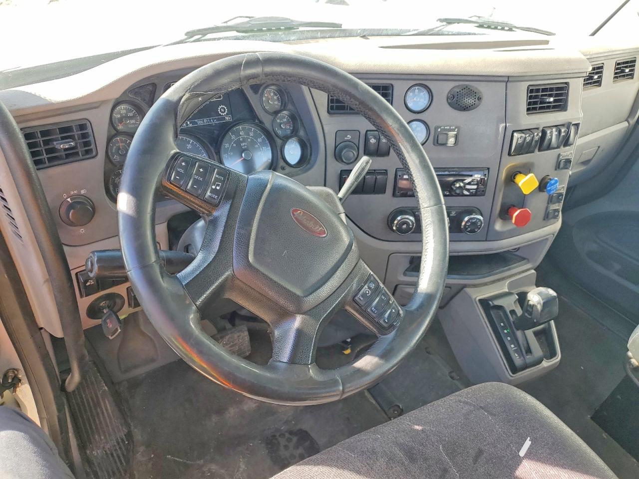 2017 Peterbilt 579 Semi Truck