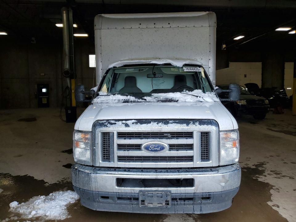 2022 Ford Econoline E450 Super Duty Cutaway Van