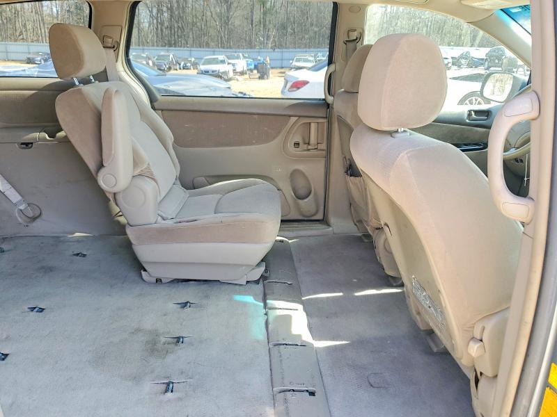 2004 Toyota Sienna le 7 Passenger