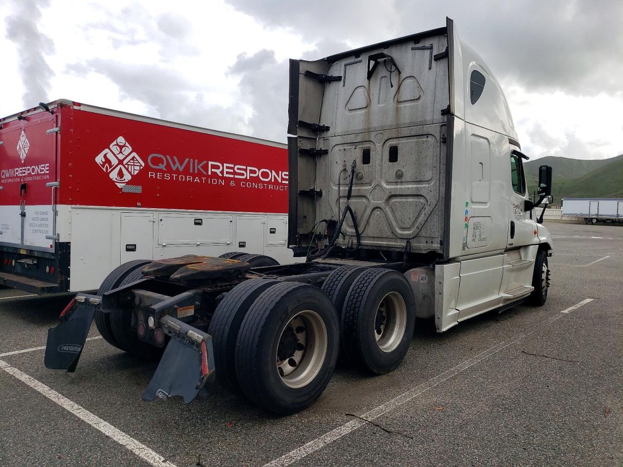 2016 Freightliner Cascadia 126 Semi Truck