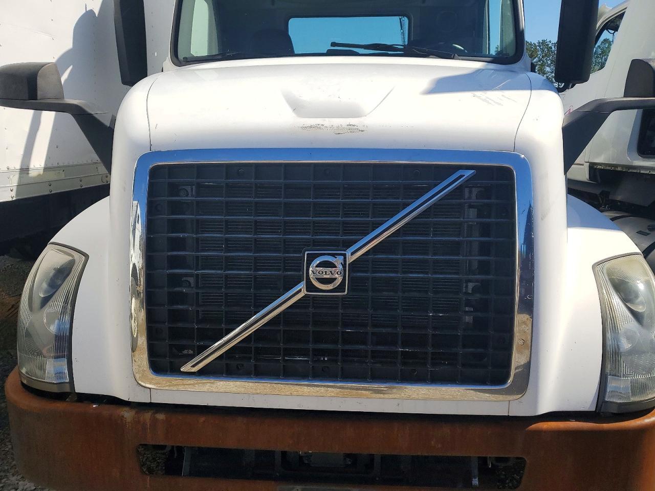 2015 Volvo VNL Semi Truck