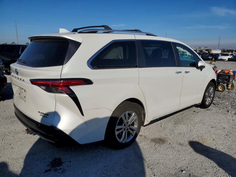 2022 Toyota Sienna Platinum 7-passenger