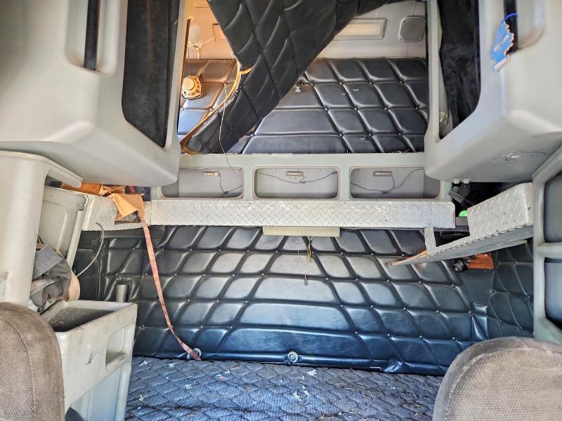 2001 Freigliner 2001 Freightliner FLD132 Semi Truck