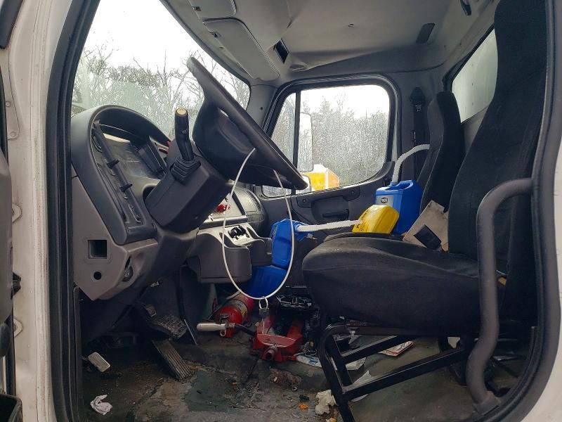 2012 Freightliner Business Class M2 BOX Truck