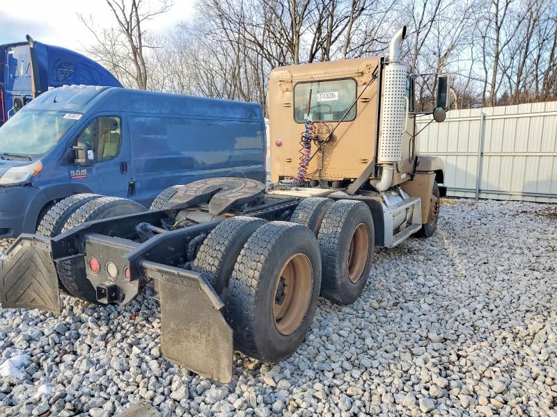 2000 Freigliner 2000 Freightliner FLD120 Semi Truck