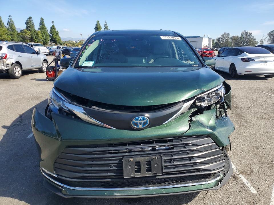 2022 Toyota Sienna xle 8-passenger