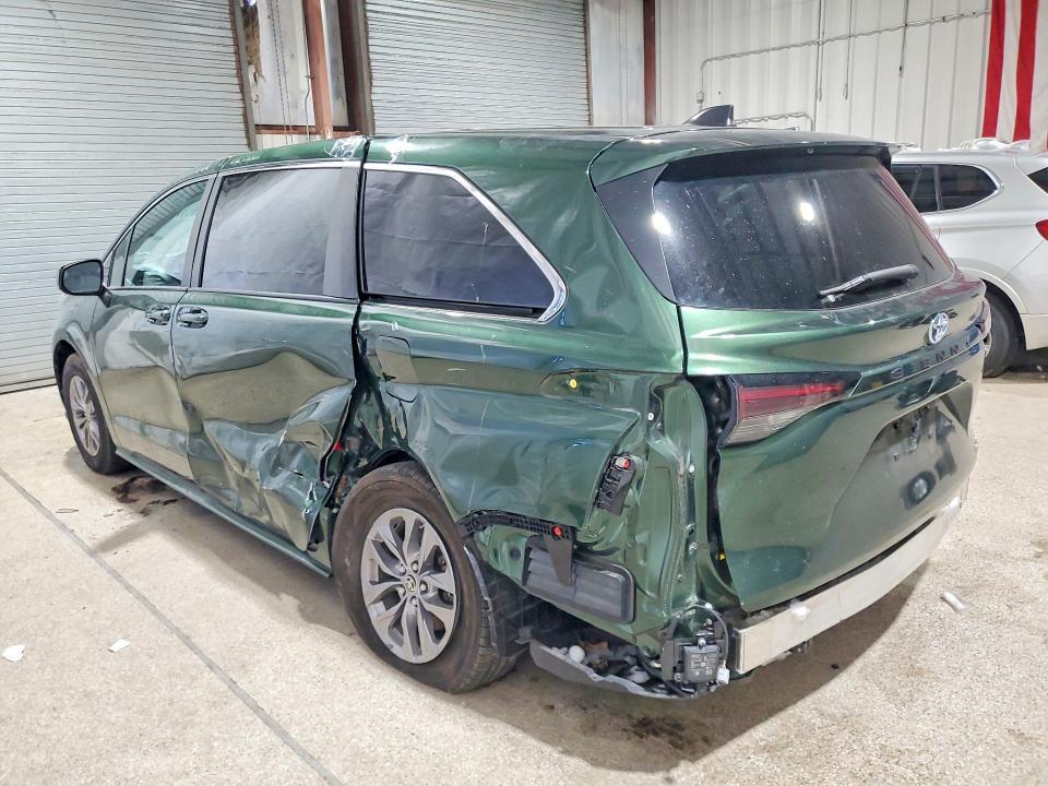 2023 Toyota Sienna le 8-passenger
