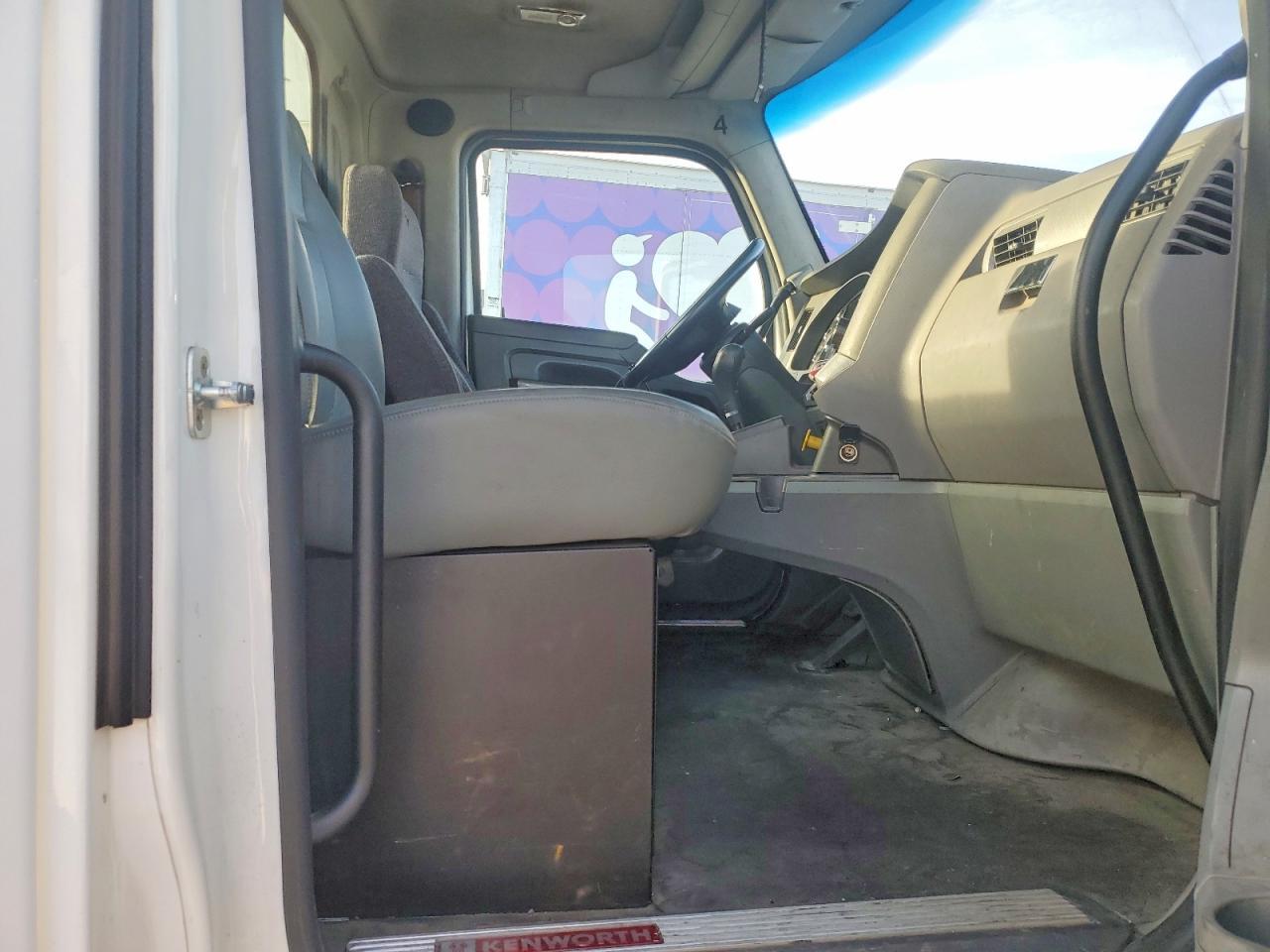 2016 Kenworth T680 Semi Truck