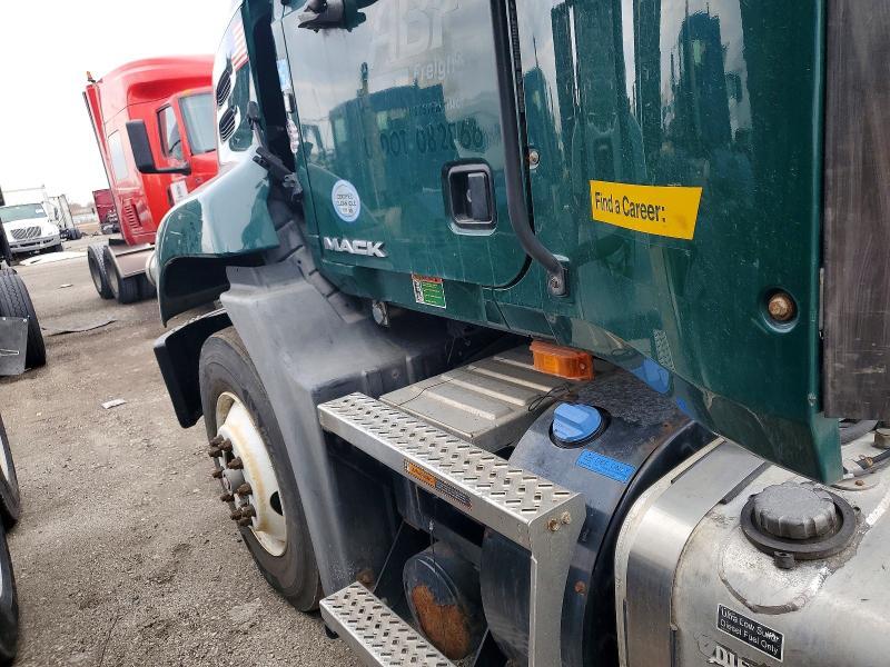 2018 Mack CXU613 Semi Truck