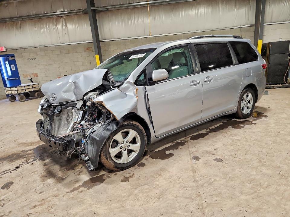 2015 Toyota Sienna le 8-passenger