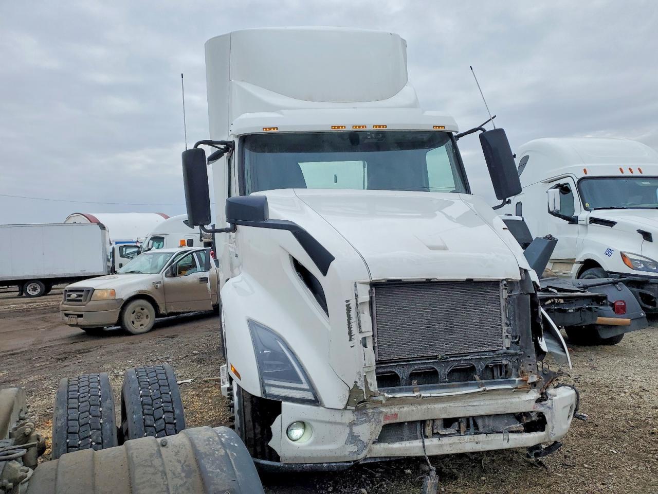 2022 Volvo VNR Semi Truck