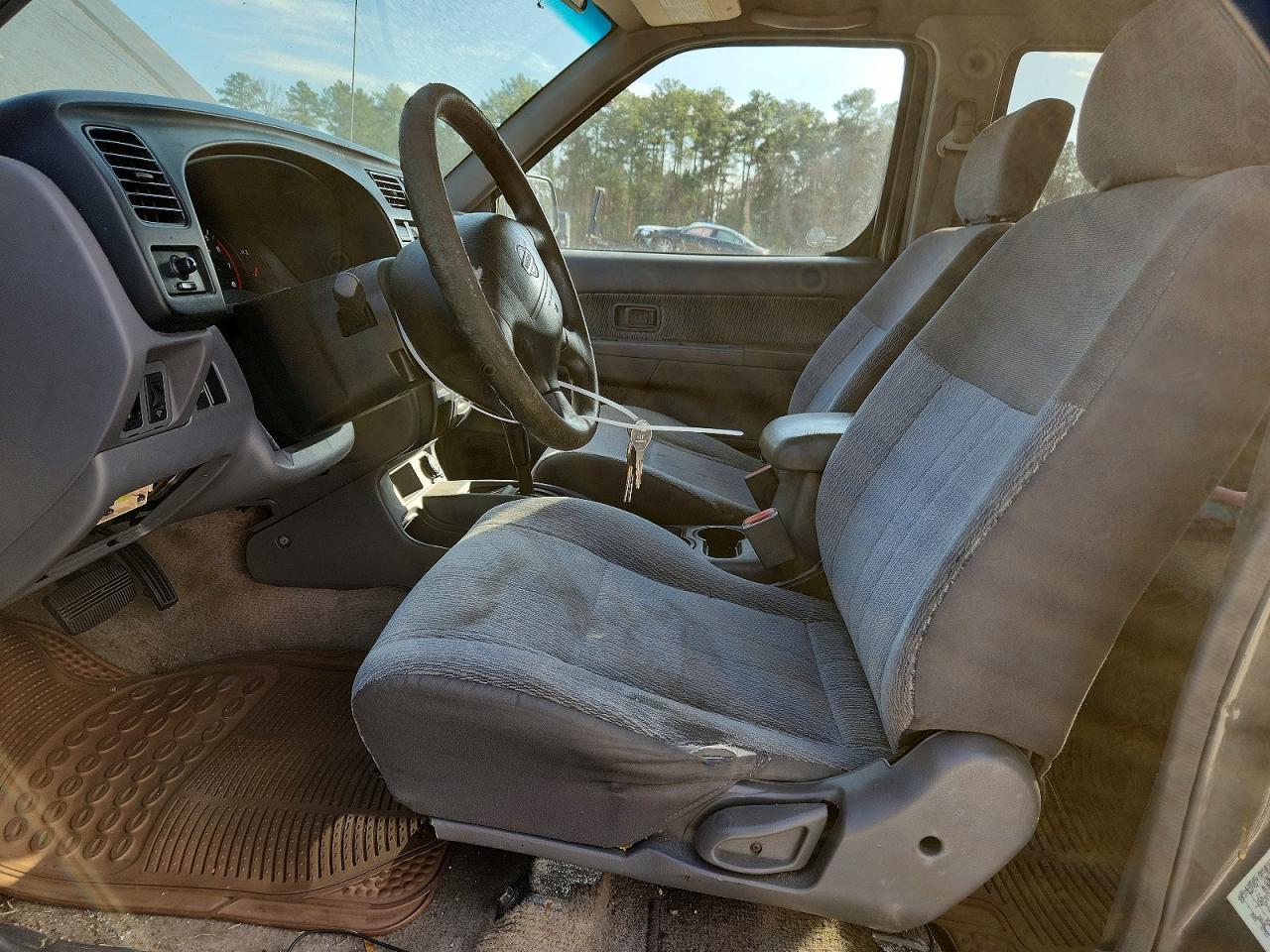 2000 Nissan Frontier Crew Cab XE