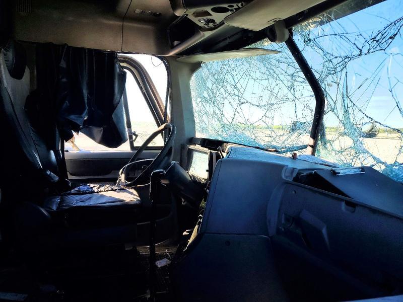 2004 Freightliner Columbia 120 Semi Truck