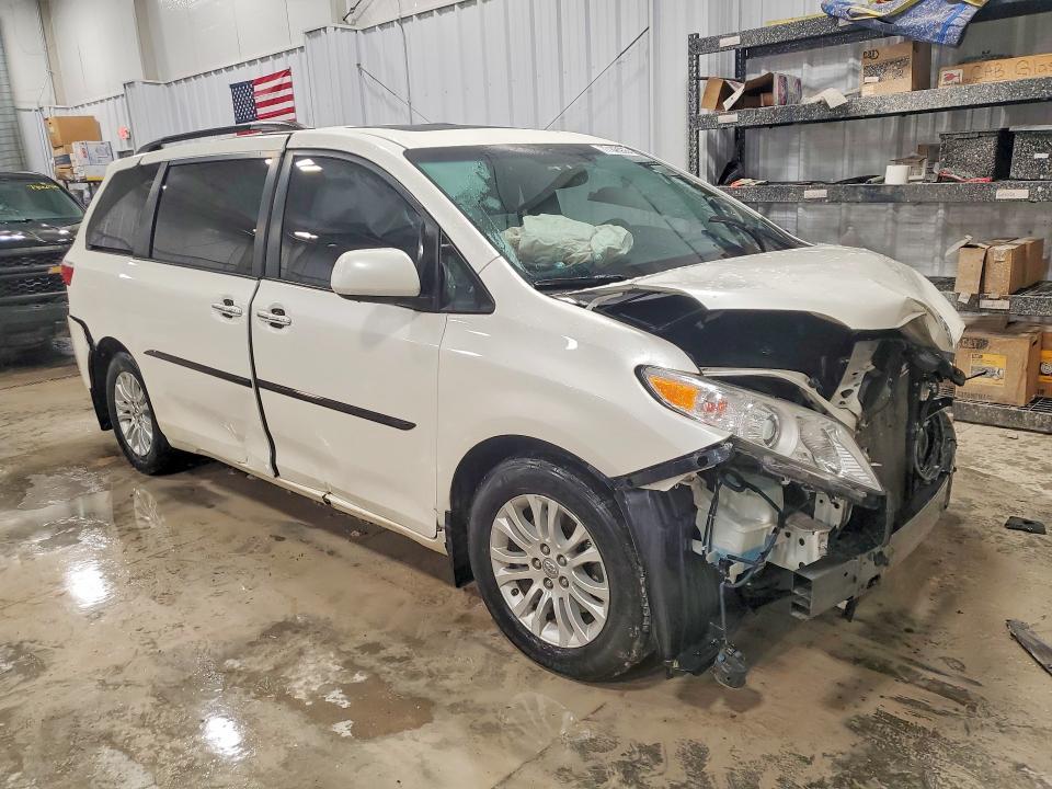 2017 Toyota Sienna xle 8-passenger