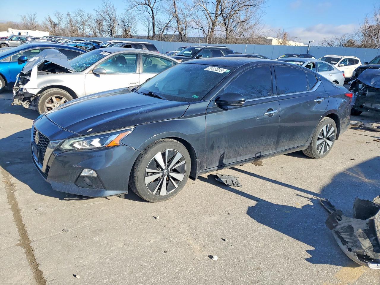 2020 Niss Altima