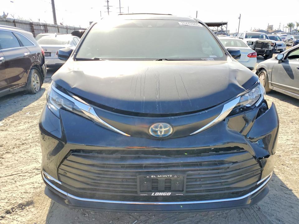 2021 Toyota Sienna xle