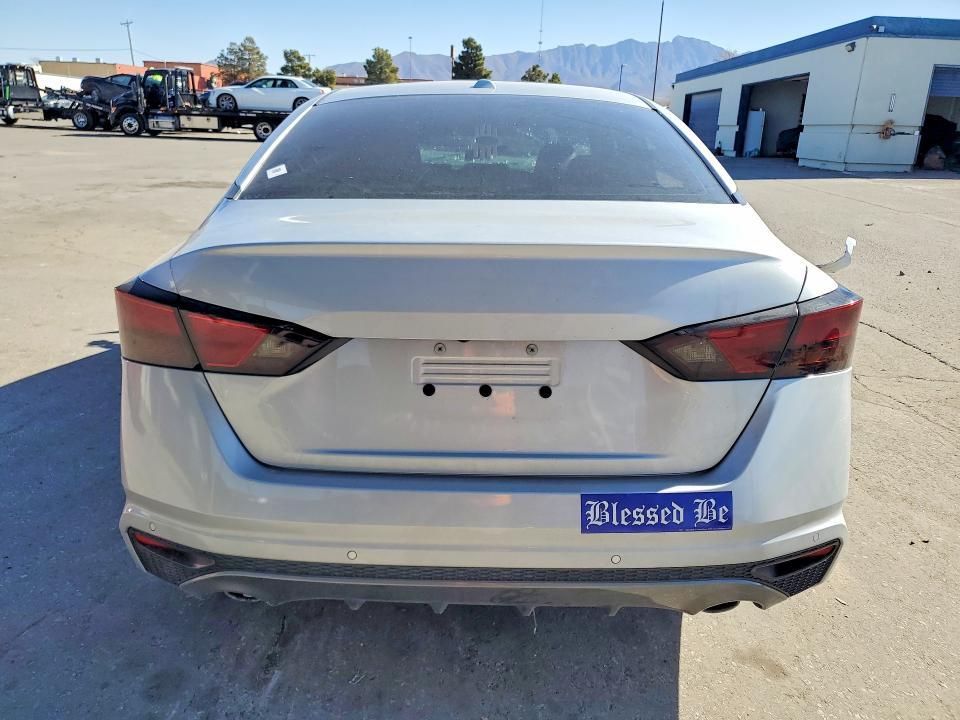 2022 Niss Altima 2.5 sr