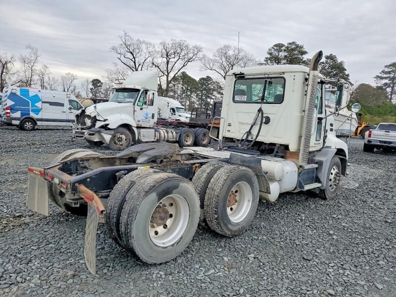 2015 Mack 600 CXU613-Semi Truck
