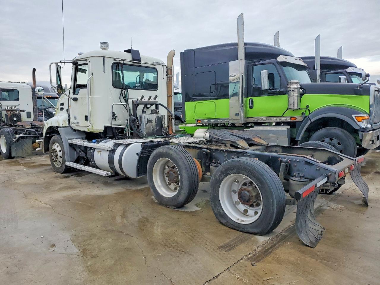 2017 Mack CXU613 Semi Truck