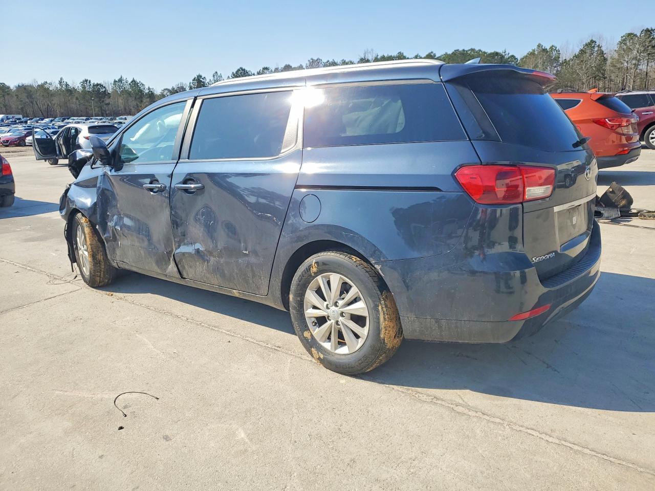 2017 KIA Sedona lx
