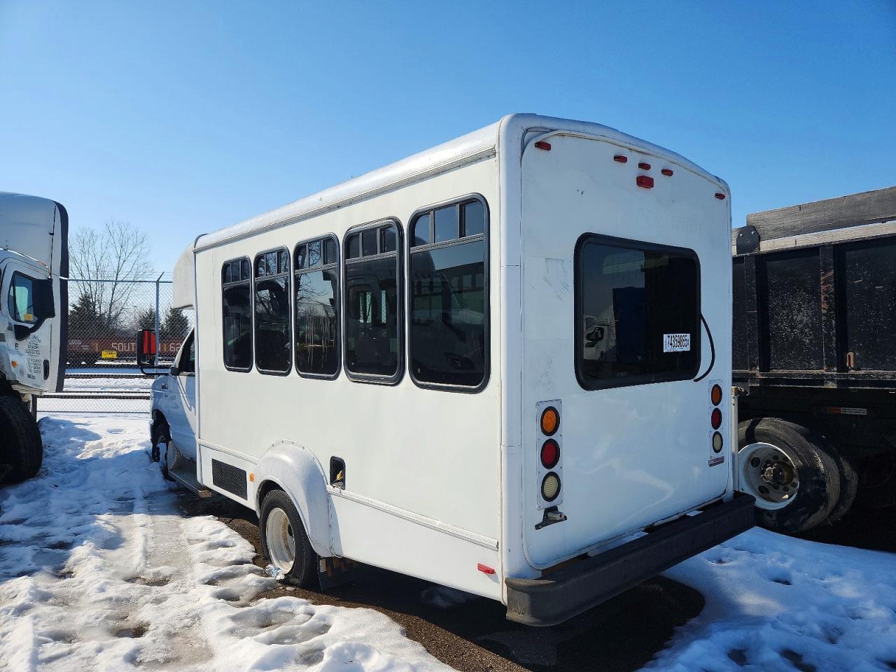 2009 Ford Econoline E350 Super Duty Cutaway Van