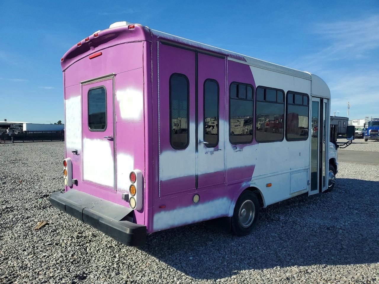 2012 Ford Econoline E450 Super Duty Cutaway Van