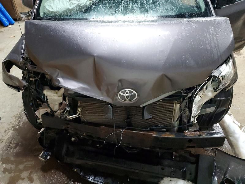 2013 Toyota Sienna xle 8-passenger