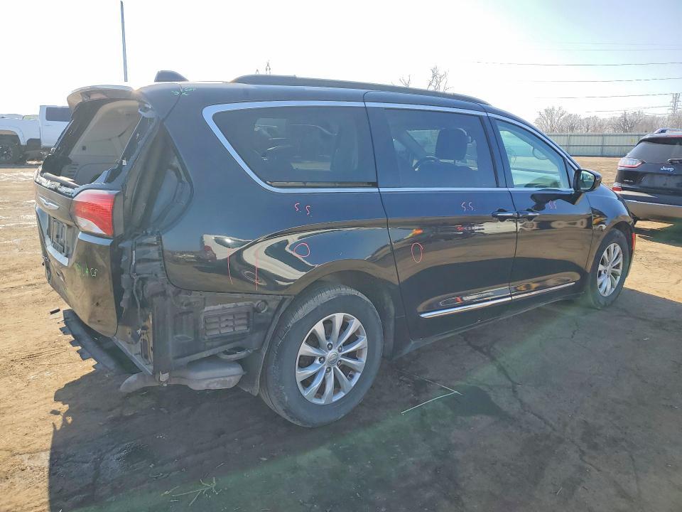 2017 Chrysler Pacifica Touring l