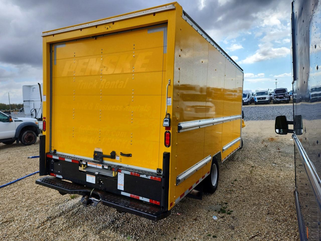 2022 GMC Savana CUT-BOX Truck
