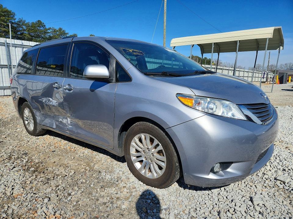 2017 Toyota Sienna xle 8-passenger