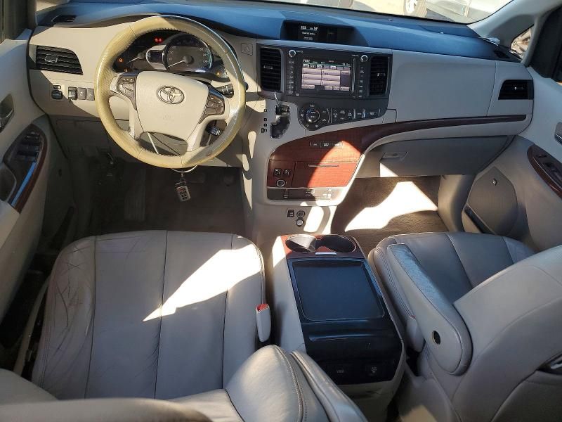 2011 Toyota Sienna xle 8-passenger