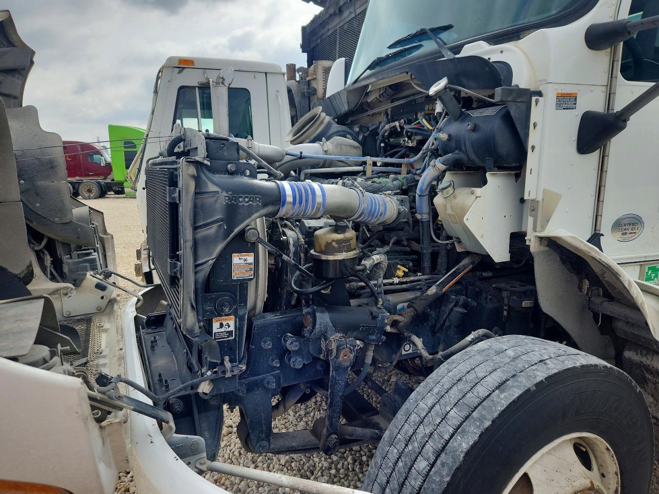 2015 Kenworth T300 Semi Truck