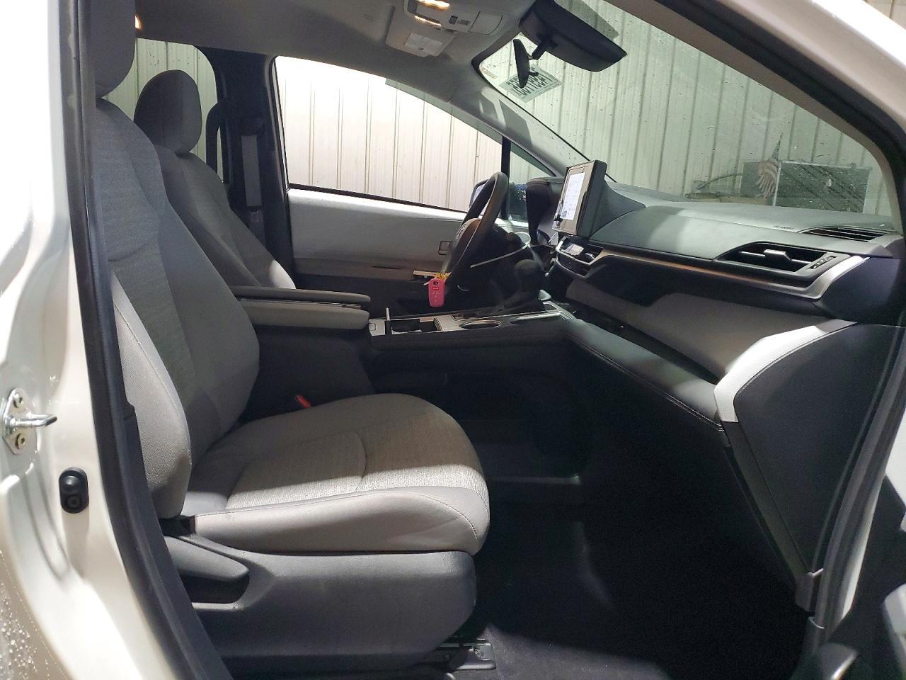 2025 Toyota Sienna le