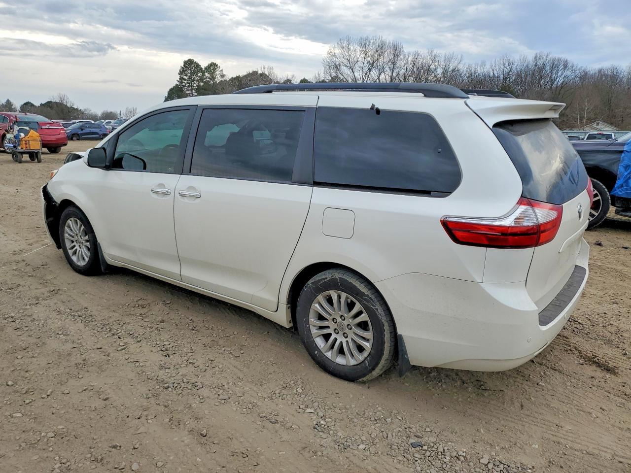2016 Toyota Sienna xle 8-passenger