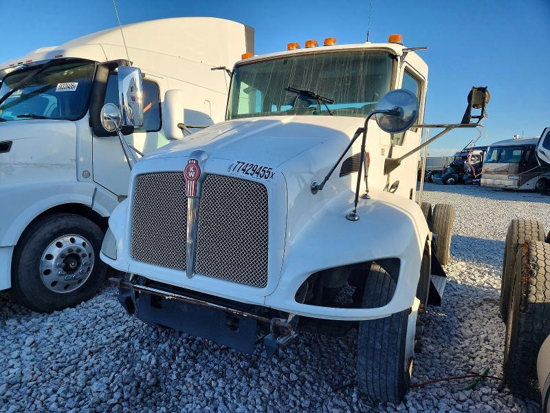 2016 Kenworth T300 Semi Truck