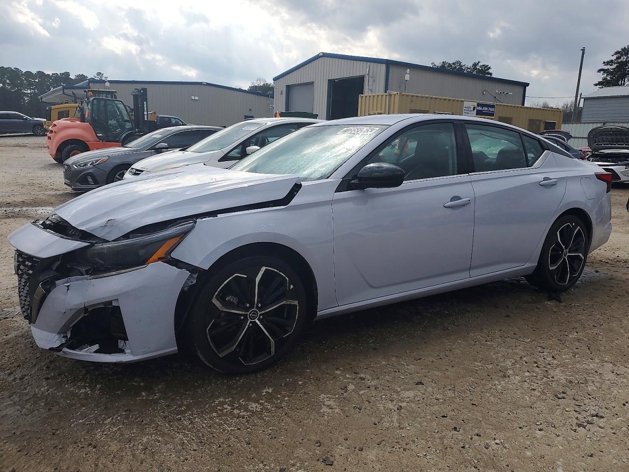 2025 Niss Altima sr