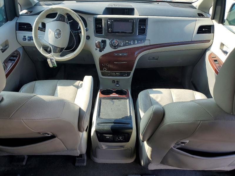 2014 Toyota Sienna xle 8-passenger