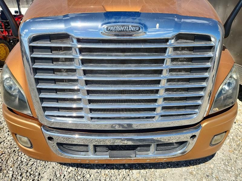 2013 Freightliner Cascadia Semi Truck